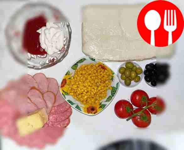 Порежьте колбасу кольцами. Хорошо вымойте...