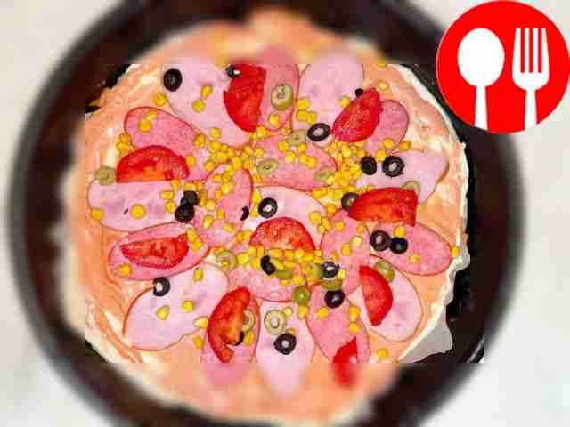 Разложите на соусе колбасу, горчицу, помидоры,...