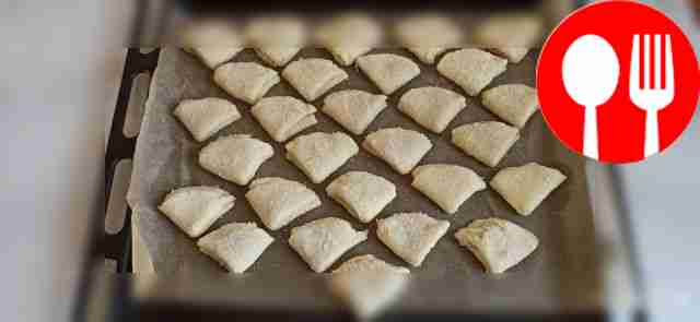 На противень положите бумагу для запекания....