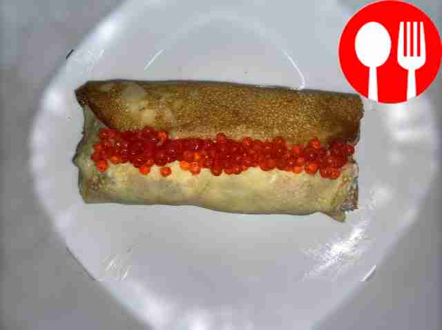 Блинный рулет с красной рыбой