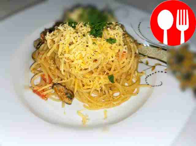 Pasta with seafood and tomatoes