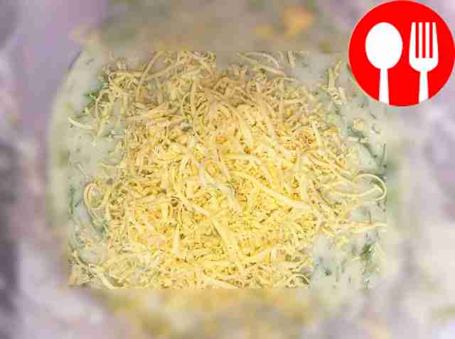 Натрите сыр на крупной терке, зелень мелко...