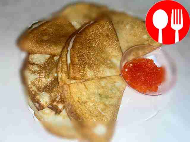 Сложите блины в форме треугольника. Подавайте...