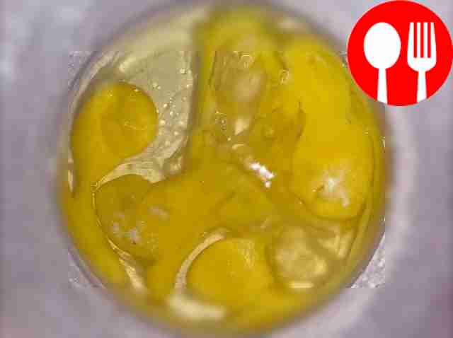 Разбейте яйца в глубокую миску и слегка...