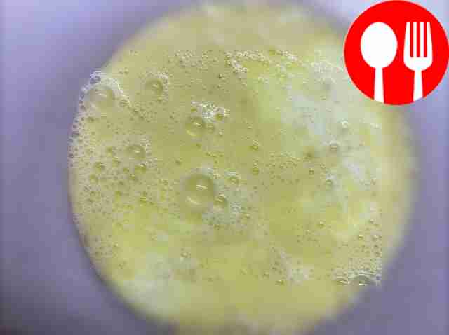 Смешайте яйца с миндальным молоком.