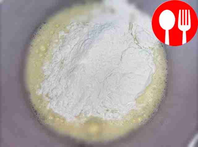 К яйцам и миндальному молоку добавьте...