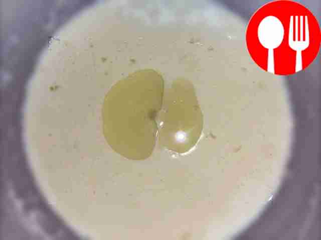 В готовое тесто добавьте немного растительного...