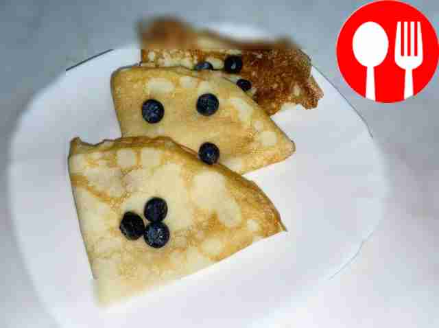 Чтобы блюдо выглядело красиво, сложите блины в...