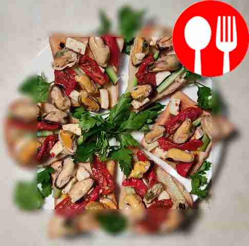 Брускета с мидиями и вяленными помидорами