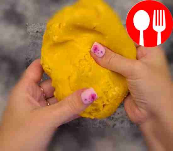 К муке добавьте разрыхлитель и замесите нежное тесто.