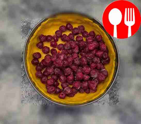 Разложите ягоды по форме и запекайте в духовке...