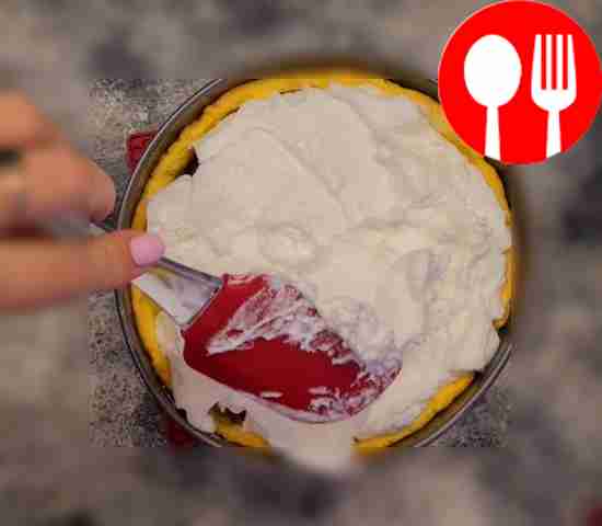 Вытащите форму из духовки и уложите меренгу.