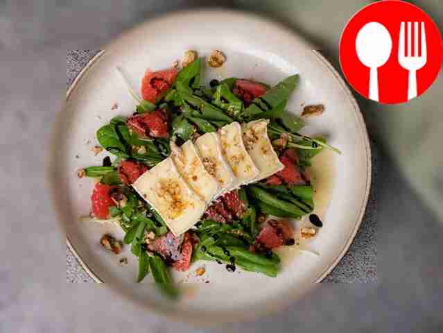 Salad with brie and grapefruit