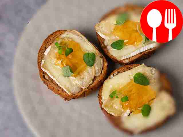 Горячие бутерброды с бри и джемом