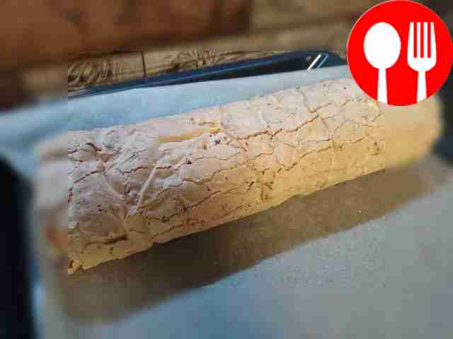 Meringue roll with light cream