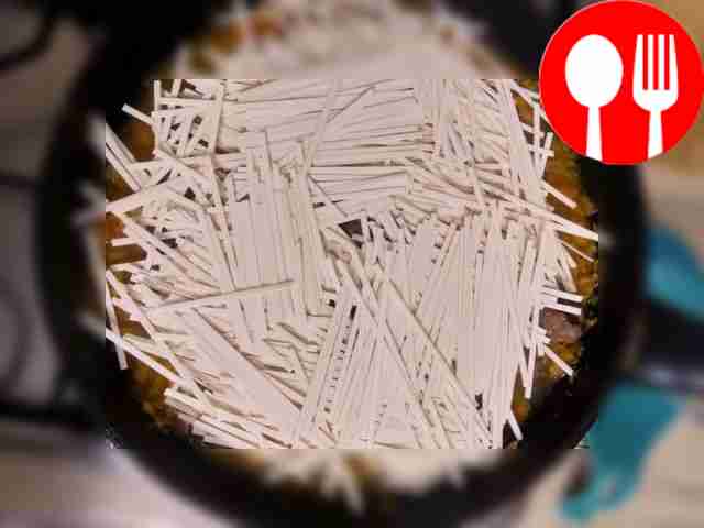 Влейте воду и добавьте лапшу удон, затем...