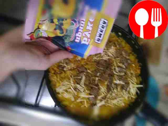 Выключите нагрев, посыпьте специями и дайте...