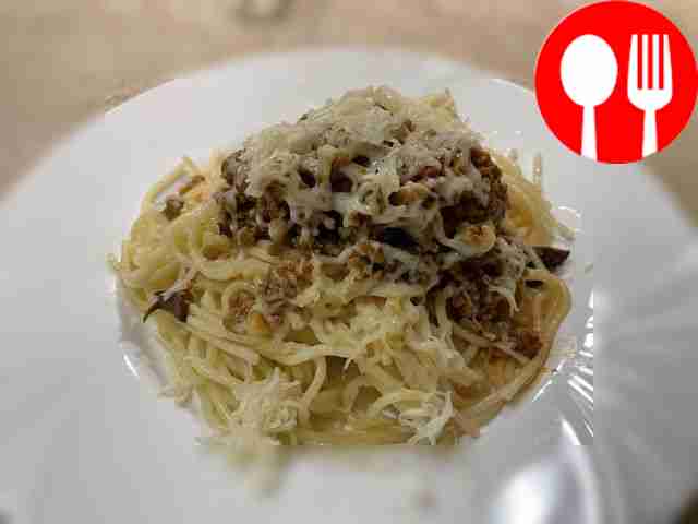Pasta with minced meat and mushrooms and cheese