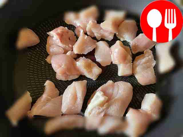 Нарежьте куриное филе небольшими кусочками и...