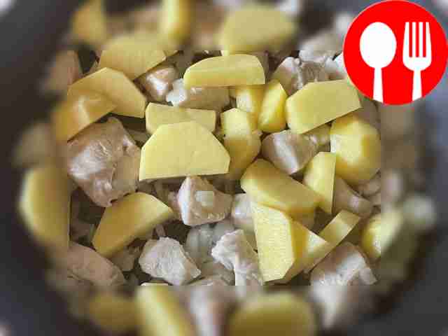 Добавьте картофель, нарезанный брусками.