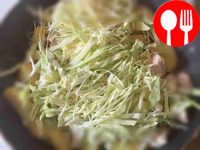 Тонко нашинковав капусту, положите её на...