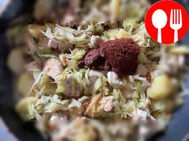 Добавьте томатную пасту, перемешайте и тушите...