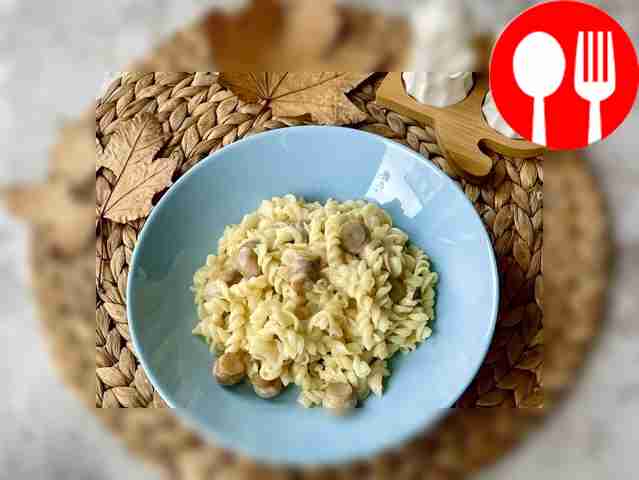 Pasta with mushrooms in creamy sauce