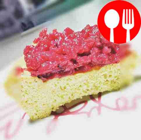 Кекс с густым ягодным соусом Cupcake with thick berry sauce