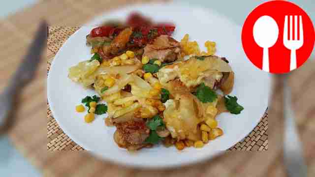 Мясо, запеченное с картофелем и консервированной кукурузой