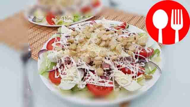 Салат из тунца с овощами, сыром, яйцом и сухариками