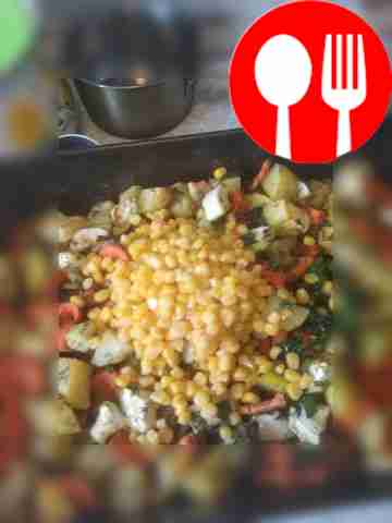 Перемешайте готовые овощи с кукурузой из банки.