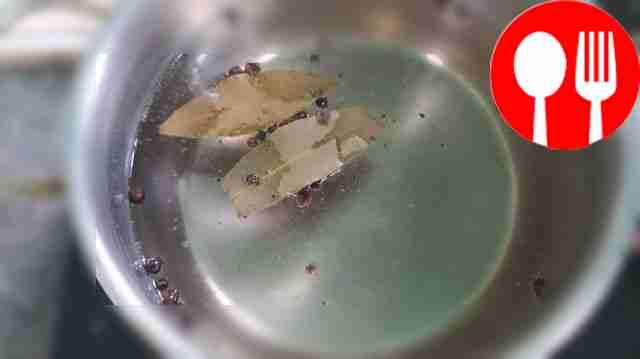 Налейте в кастрюлю 0,6 л воды, добавьте соль,...