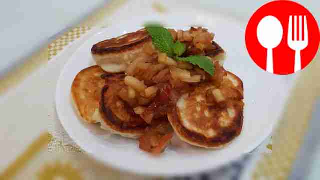 Воздушные оладьи на кефире с карамельными яблоками ​