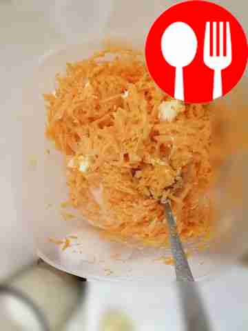 Поместите морковь в глубокую миску или...