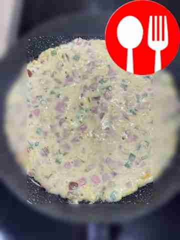 Heat a frying pan, pour a little vegetable oil...