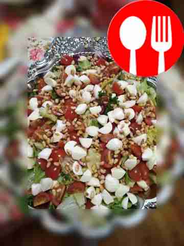 Салат с моцареллой и кедровыми орешками