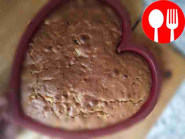 Кекс с яблоками, изюмом и орехами