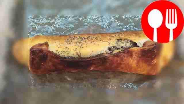 Маковый рулет из слоеного теста