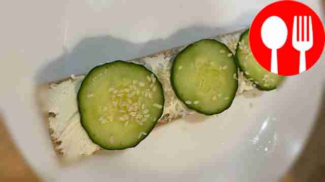 Полезный тост с огурцом