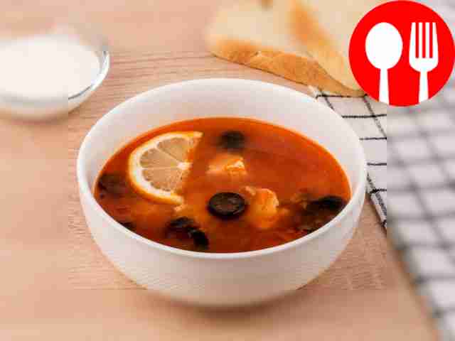 Солянка с курицей и колбасой