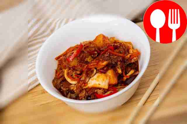 Жареный кимчи с соусом унаги и перцем чили