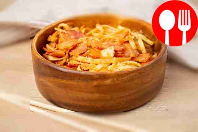 Удон с кимчи и беконом