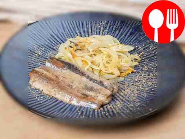 Жареная сардина с луком Fried sardine with onions