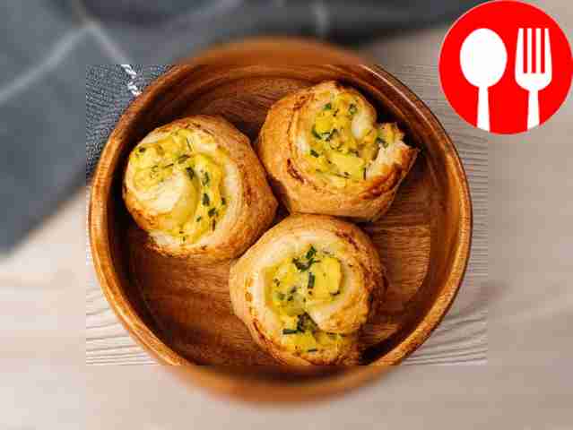 Улитки с картошкой из слоеного теста