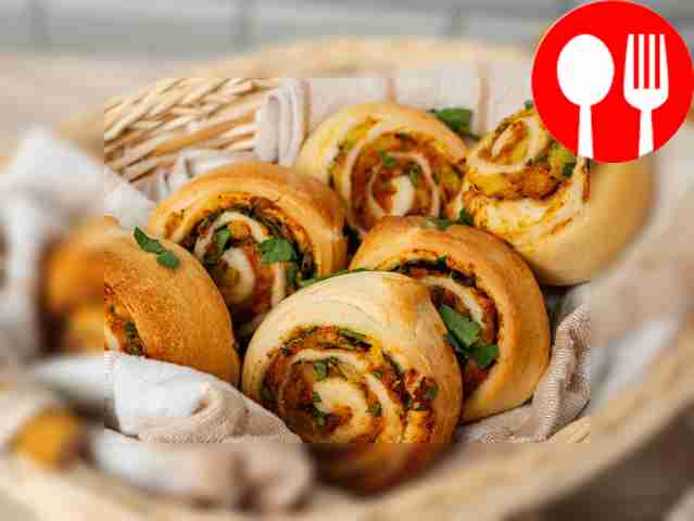 Улитки с картошкой из сдобного теста