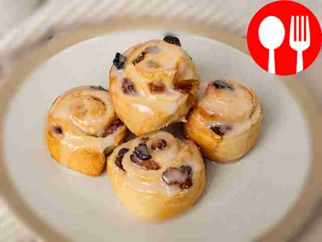 Улитки с лимонной глазурью и изюмом