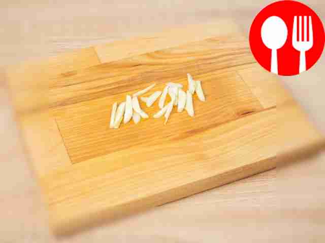 Нарежьте редьку кубиками, зелень мелко рубите,...