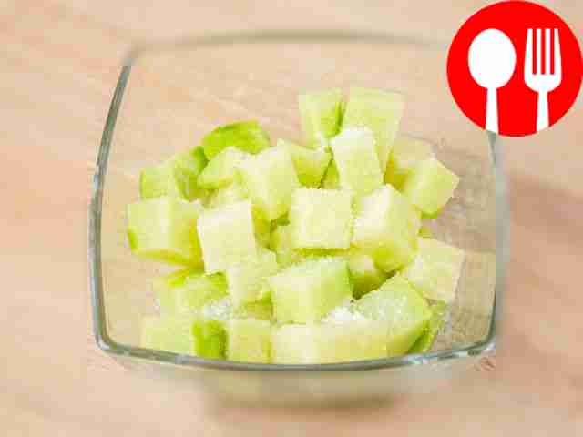 Поместите редьку в глубокую чашу. Добавьте...