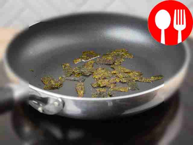 Cut the nori cabbage leaf into small pieces...