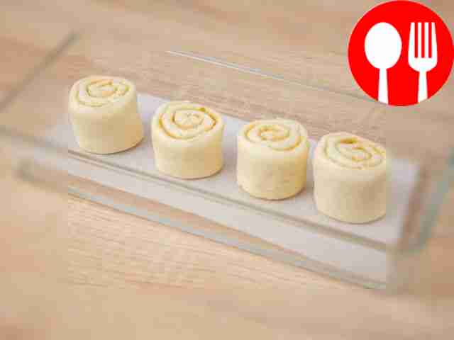 Roll the dough into a roll. Cut it into 10-12 pieces.